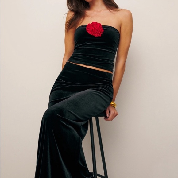 Reformation Adalynn two piece set in black velvet with red rose detail - Picture 5 of 12